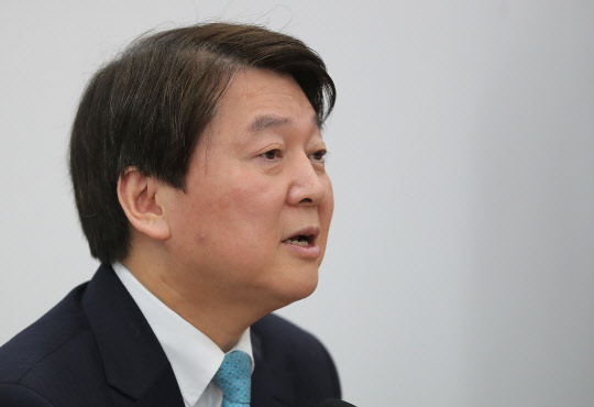 기자간담회 하는 안철수 바른정당과의 공식 합당을 하루 앞둔 12일 오전 국민의당 안철수 대표가 국회에서 기자간담회를 하고 있다. 2018.2.12
